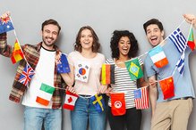 Schmuckbild - Menschegruppe mit Fahnen