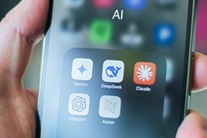 Smartphone mit geöffnetem AI-Ordner